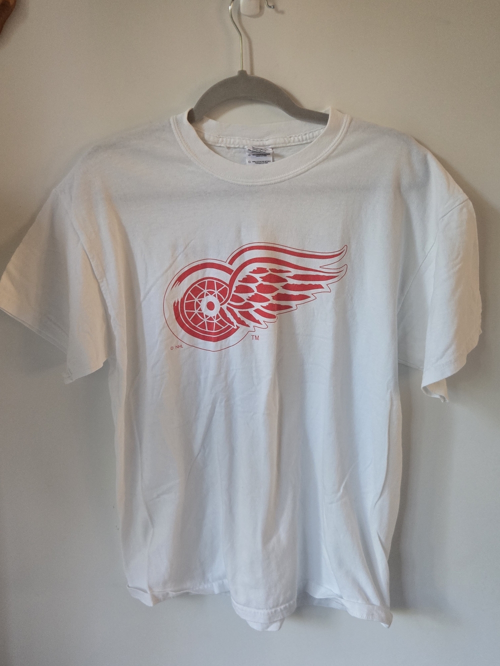 White Men's Graphic T-Shirt with Red Detroit Wings Logo